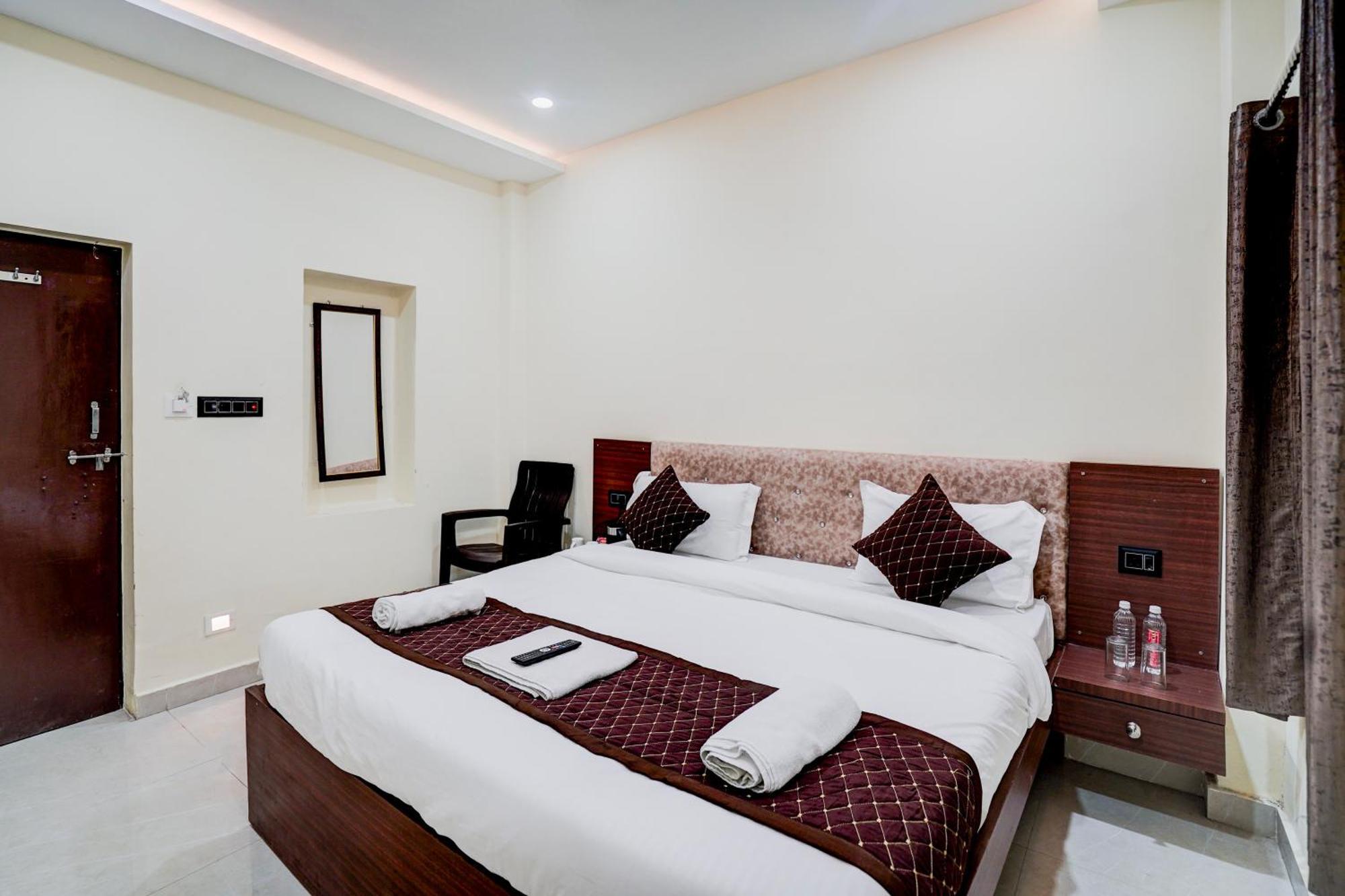 Hotel Vibe Blu- Benares Buitenkant foto